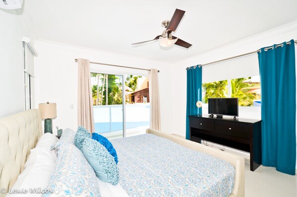 Master Bedroom with king-size bed, TV and sumptuous top-quality linen. 