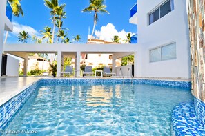 Sparkling dipping pool!