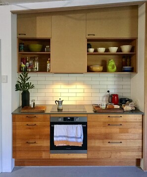 Induction cooktop, Pyrolitic  oven, wi-fi  rangehood, faux stone benchtops