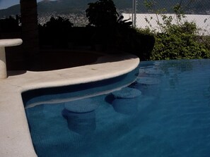 Pool bar