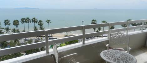 Jomtien PLAZA Condotel. Front the sea 