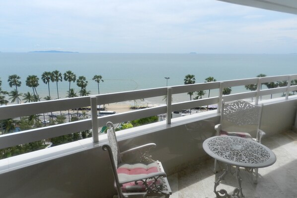 Jomtien PLAZA Condotel. Front the sea 