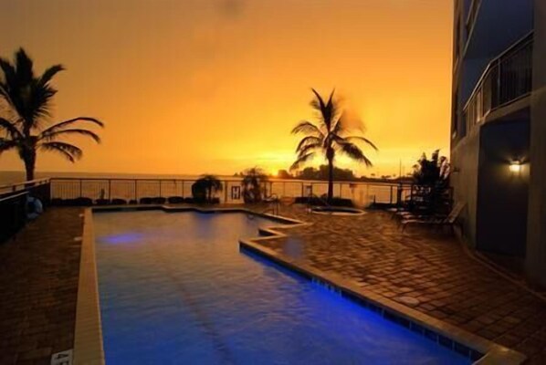 Swimming pool and hot tub with spectacular view for your pleasure!