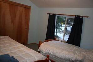 upstairs bedroom #3 with 2 twin beds