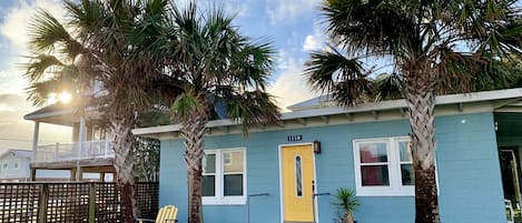 The Island Getaway welcomes you like a Caribbean bungalow