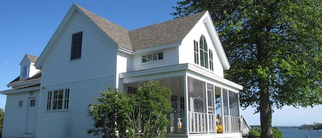 Newly Restored Little Dipper Cottage Overlooking Sheepscot Bay and Islands