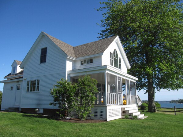 Newly Restored Little Dipper Cottage Overlooking Sheepscot Bay and Islands