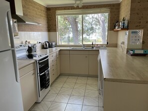 Very well equipped kitchen - b fridge, dishwasher, microwave and new stove