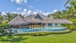 Sirena Blue - Luxury Beachfront Villa (5621)