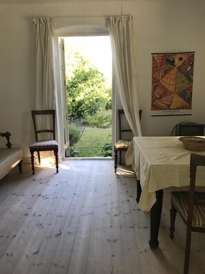 livng room with sofas, fireplace and dining place - view towards the frenchdoors