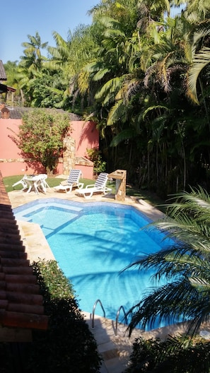 Piscina vista da sacada da suite 1.