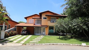 Frente da casa + garagem