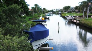 Free kayaks and SUPs to paddle to the ocean. Launch 300 yards from house.