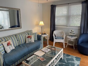 Enjoy this comfortable livingroom.
