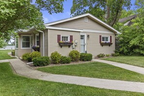 Welcome to Red Bench Cottage!