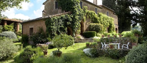 Relax in the countryside with good wine food and friends in a 16th cen. home