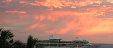 View the cruise ships in the bay from the lanai