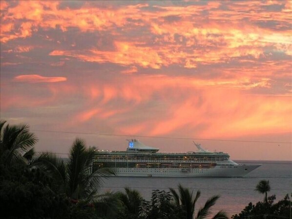 View the cruise ships in the bay from the lanai