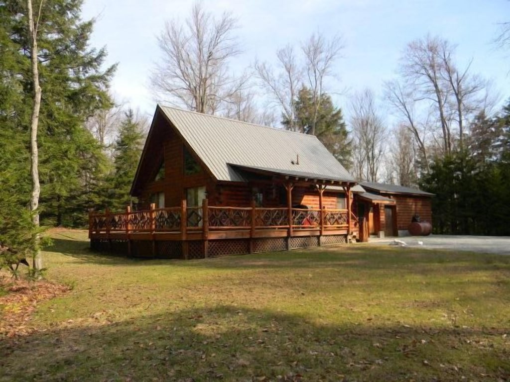 Immaculate Chalet in Old Forge with waterfront lot