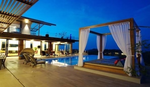 9 Br Sea View Villa Blue ~ 5* with staff