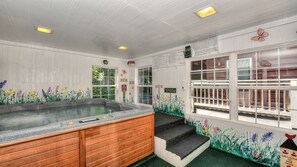 Beautiful Hot Tub Garden Room outside