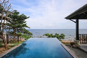 4BR Beachfront villa in 5* Beach Resort