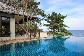 4BR Beachfront villa in 5* Beach Resort