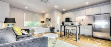 Beautiful, bright, modern and clean studio in the heart of Austin