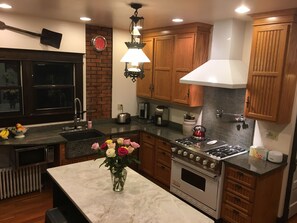 Full kitchen 
