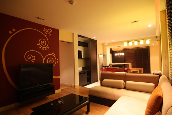 Room 7 yellow cube pattaya