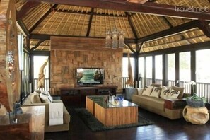 3BR Beachfront Villa in Canggu