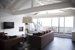 Living room with terrace on the lake.