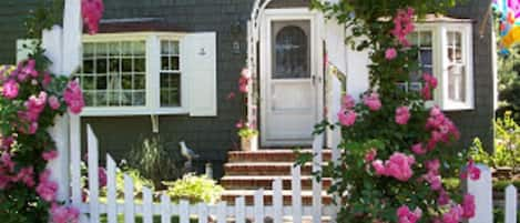 Charming Cape Cottage By the Bay.
