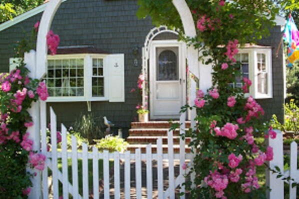 Charming Cape Cottage By the Bay.
