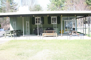 Rainbow Retreat & Catfish Commons shared patio and picnic area