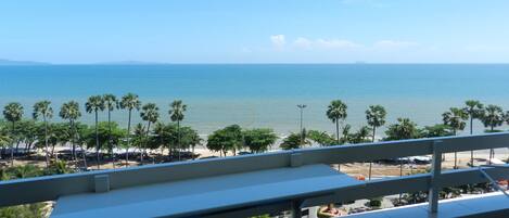 Jomtien PLAZA Condotel. Front the sea 