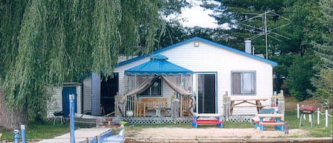 Private 3 Bedroom Cottage, Sandy Beach, Gazebo. fire pit on clear Chain of Lakes