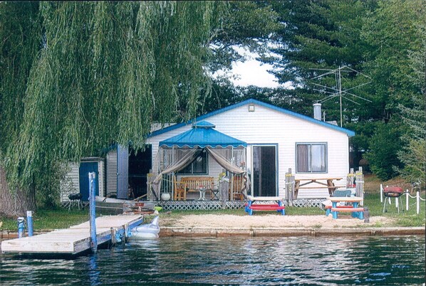 Private 3 Bedroom Cottage, Sandy Beach, Gazebo. fire pit on clear Chain of Lakes