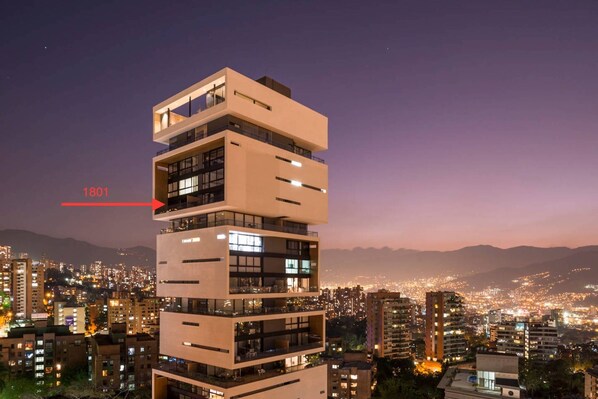 The Iconic Energy Living!...18th floor with 250 sq.ft patio