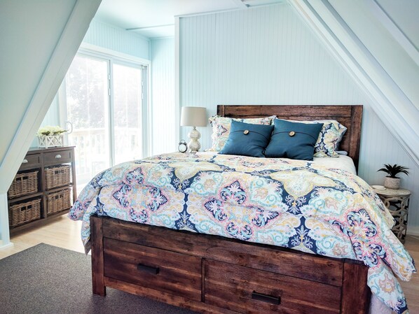 Private retreat with queen sized bed and great lake views from the balcony!