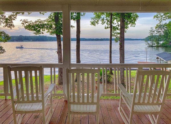 Come enjoy the BEST views of any house on the lake, no really!
