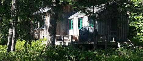 The Cottage on Friends Point Road