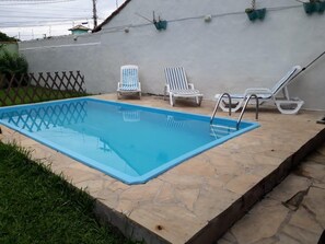   EXCELENTE PISCINA COM 5,20M COM 4 ESPREGUICADEIRAS