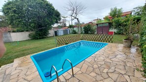   EXCELENTE PISCINA COM 5,20M COM 4 ESPREGUICADEIRAS