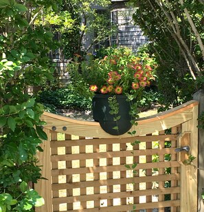 Welcome to the Kirchoff Cottage. Enter through the gate by the driveway.