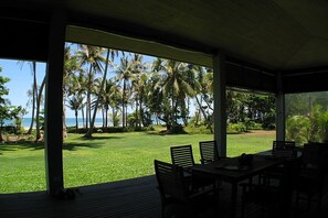 Tropika - Mission Beach - Verandah to Beach