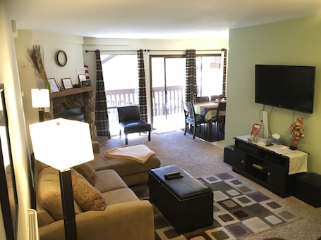 Cozy Family Room with Flat Screen and 400mb Wifi throughout