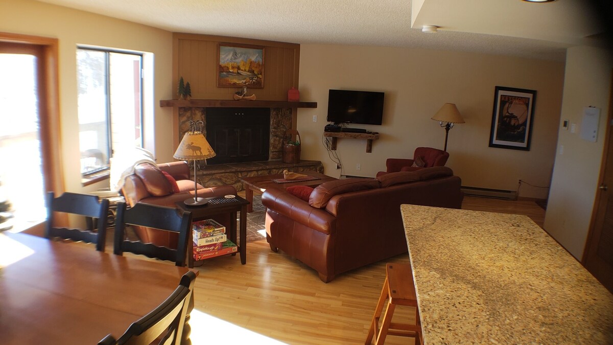 Sunshine and views of Breckenridge and Keystone in a large (1100 sq ft) space!