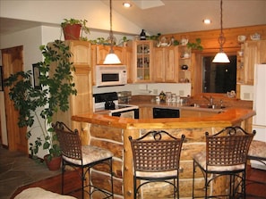 Kitchen island, great for entertaining with family & friends