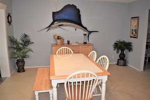 Casual dining area, seating for six.(and that's a trophy sailfish)